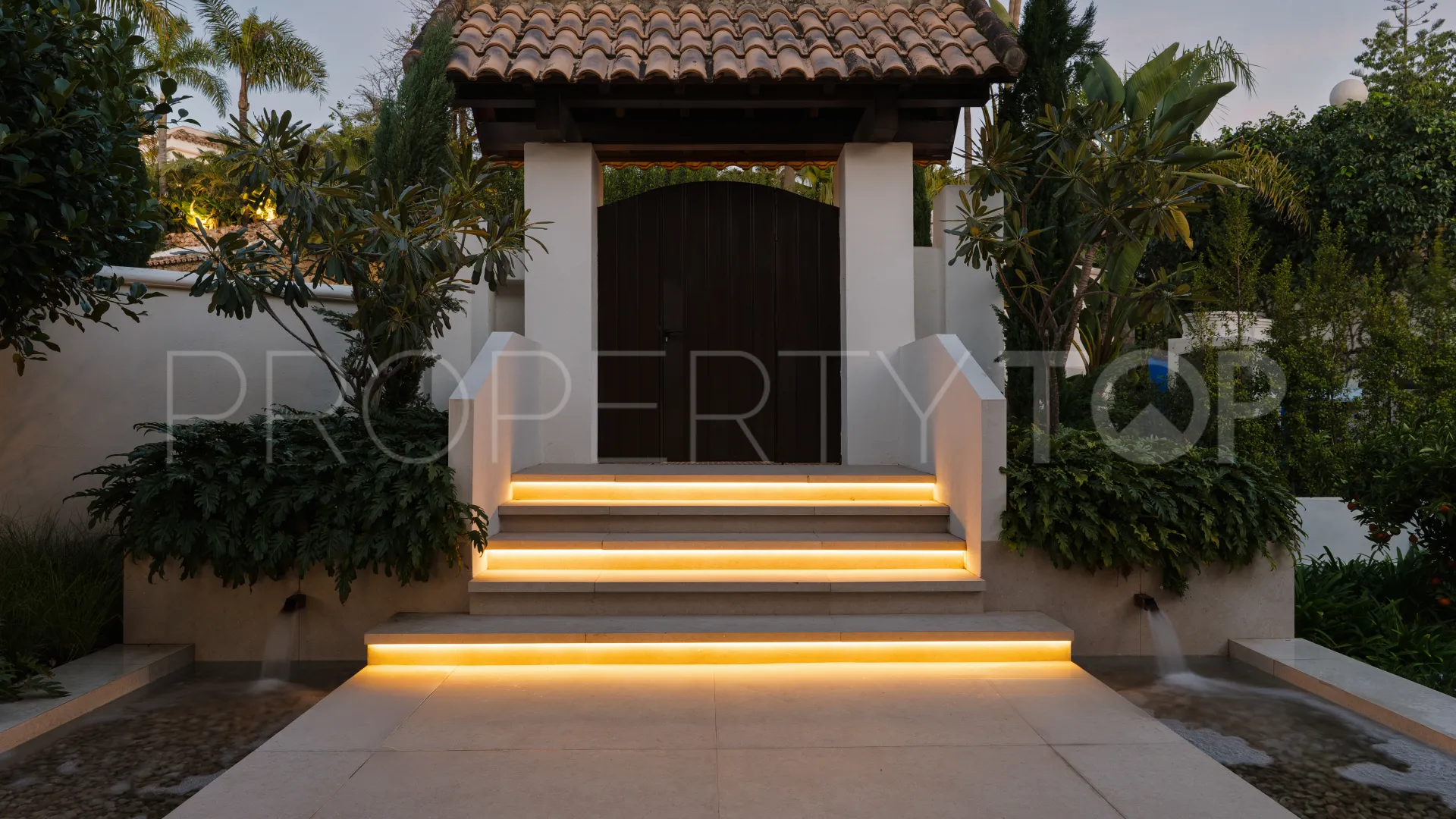 For sale villa in Nueva Andalucia with 6 bedrooms
