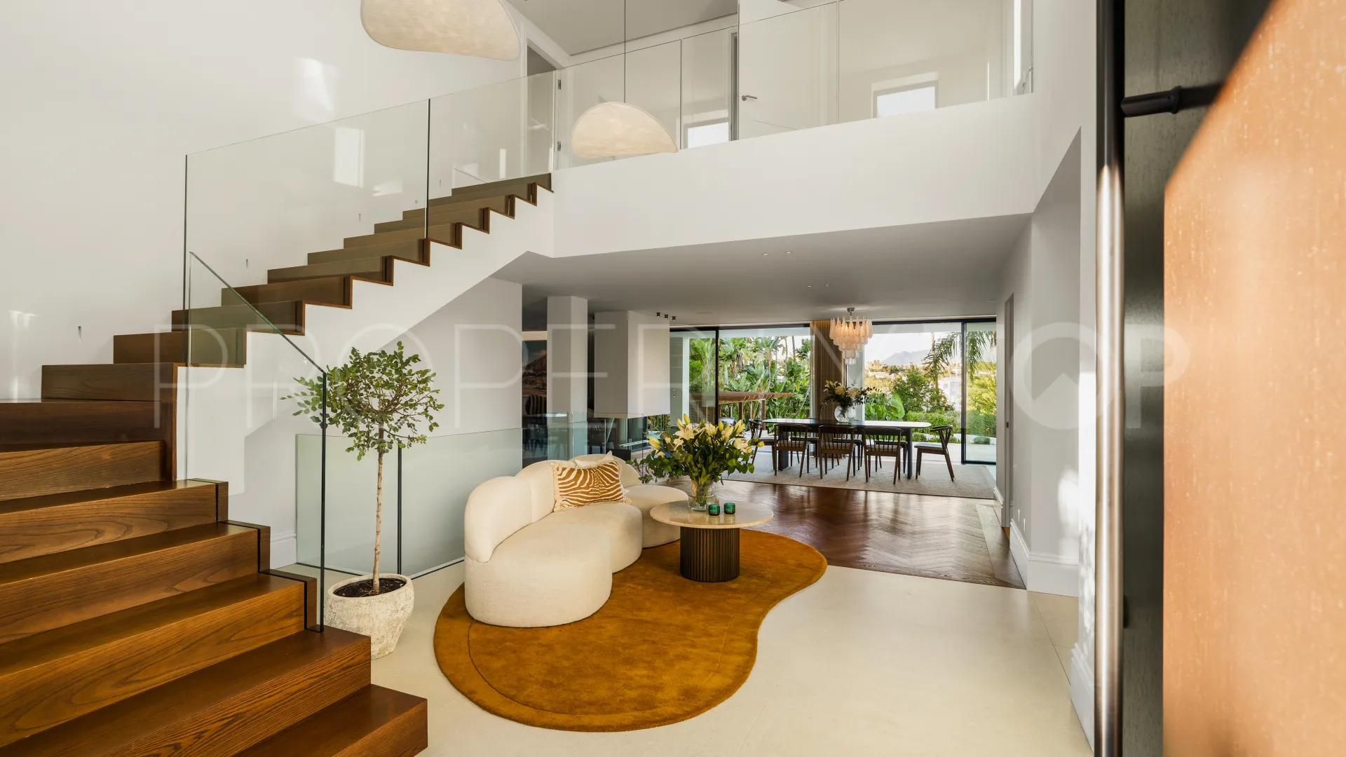 For sale villa in Nueva Andalucia with 6 bedrooms