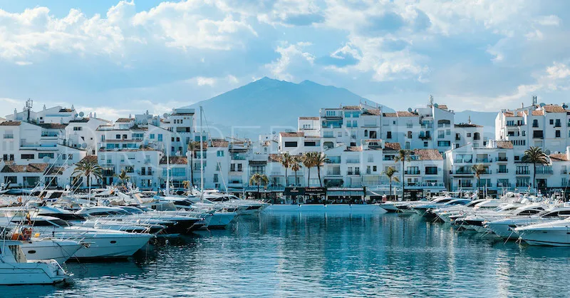Apartamento de 2 dormitorios en venta en Marbella - Puerto Banus