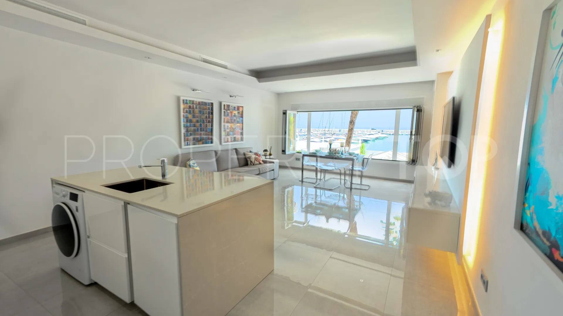Apartamento de 2 dormitorios en venta en Marbella - Puerto Banus