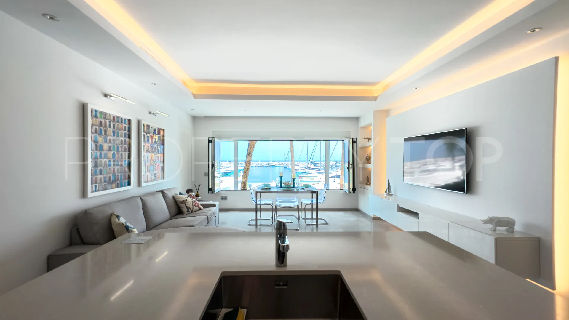 Apartamento de 2 dormitorios en venta en Marbella - Puerto Banus