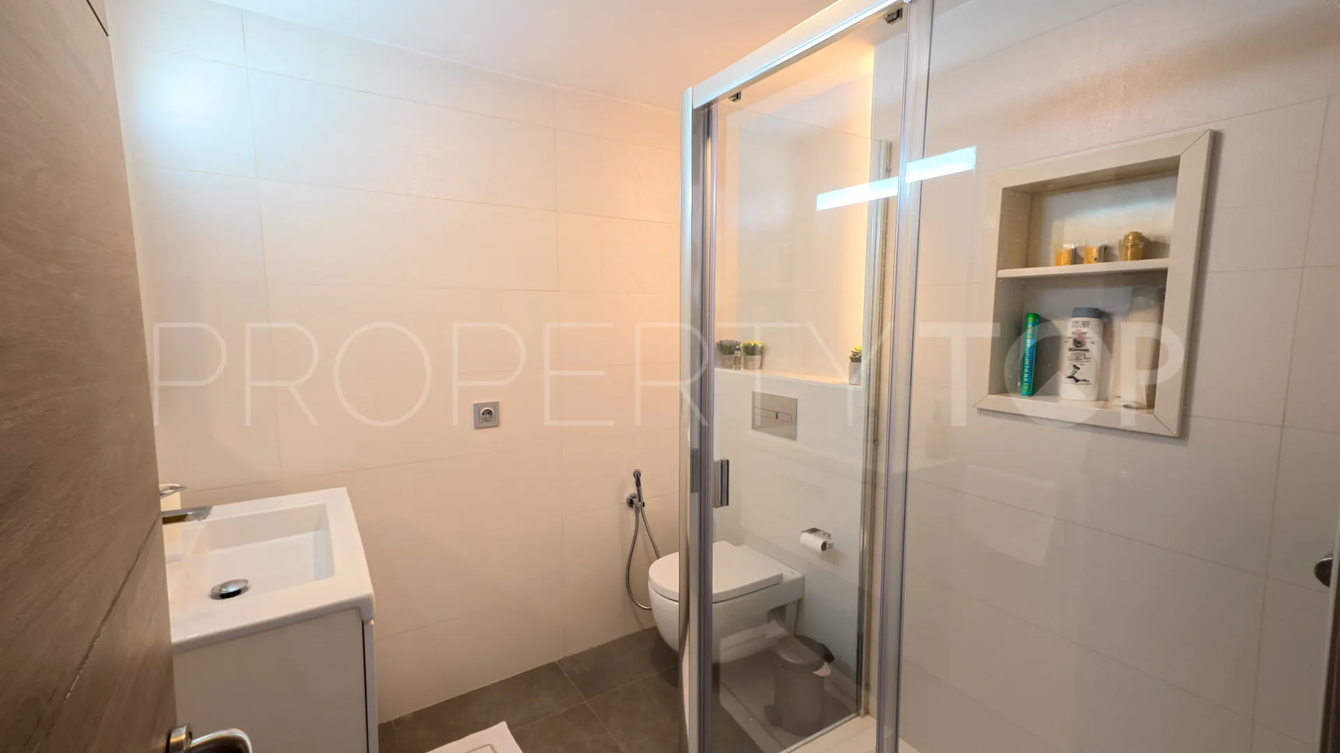 Apartamento de 2 dormitorios en venta en Marbella - Puerto Banus