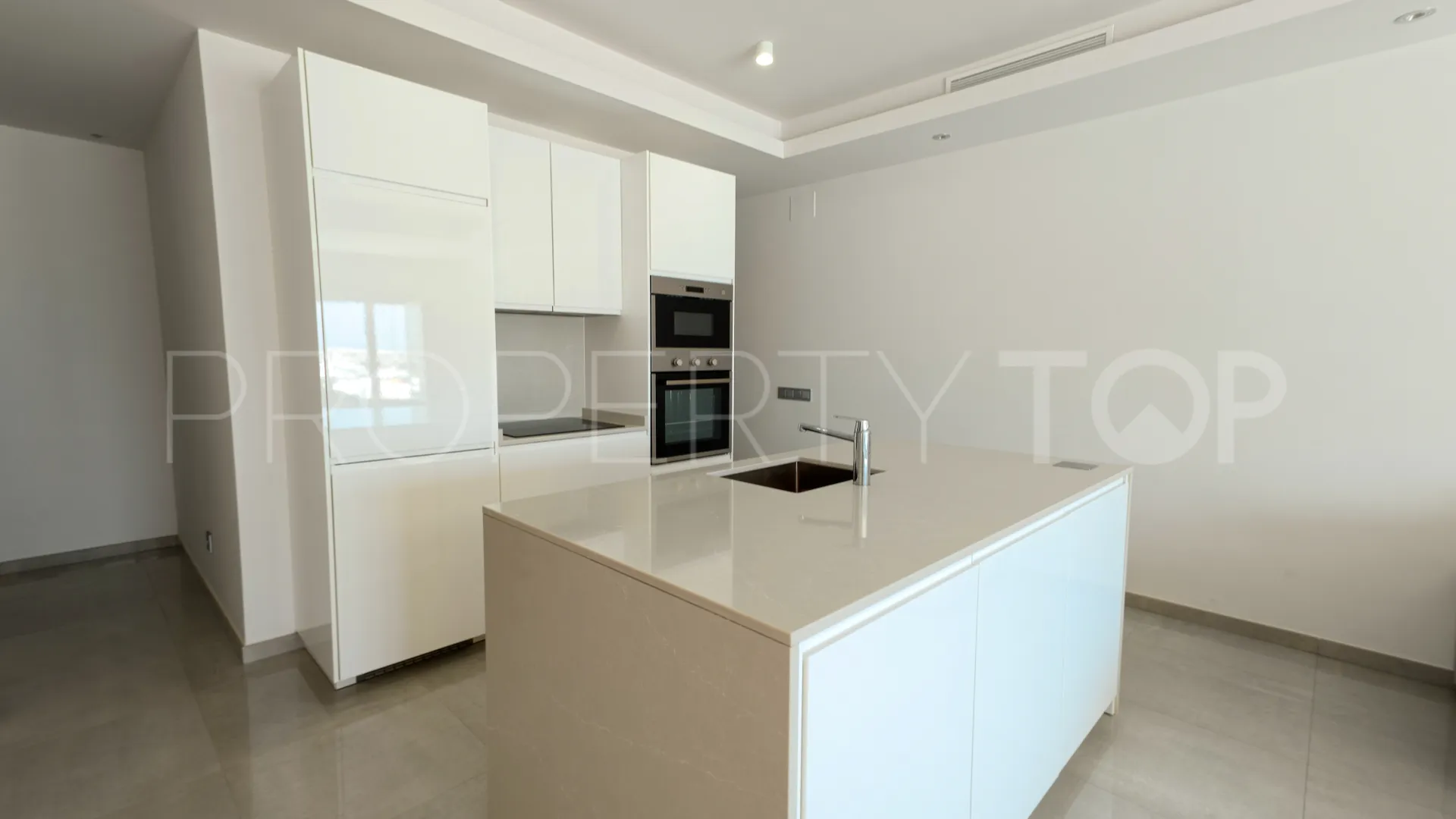 Apartamento de 2 dormitorios en venta en Marbella - Puerto Banus