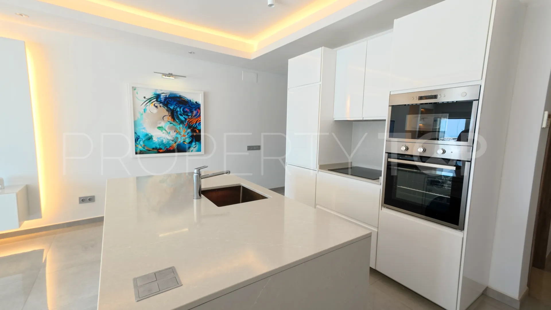 Apartamento de 2 dormitorios en venta en Marbella - Puerto Banus