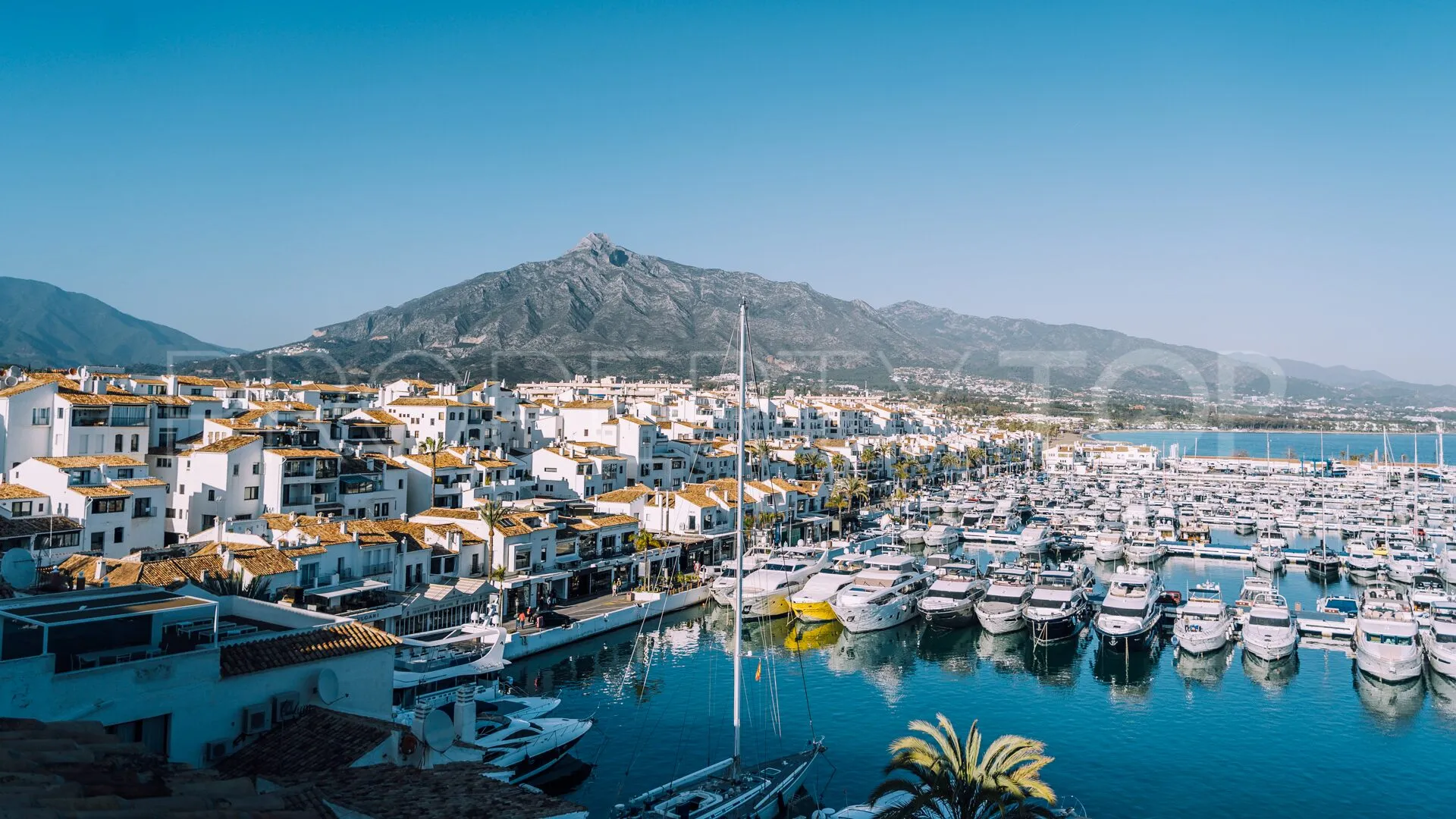 Apartamento de 2 dormitorios en venta en Marbella - Puerto Banus