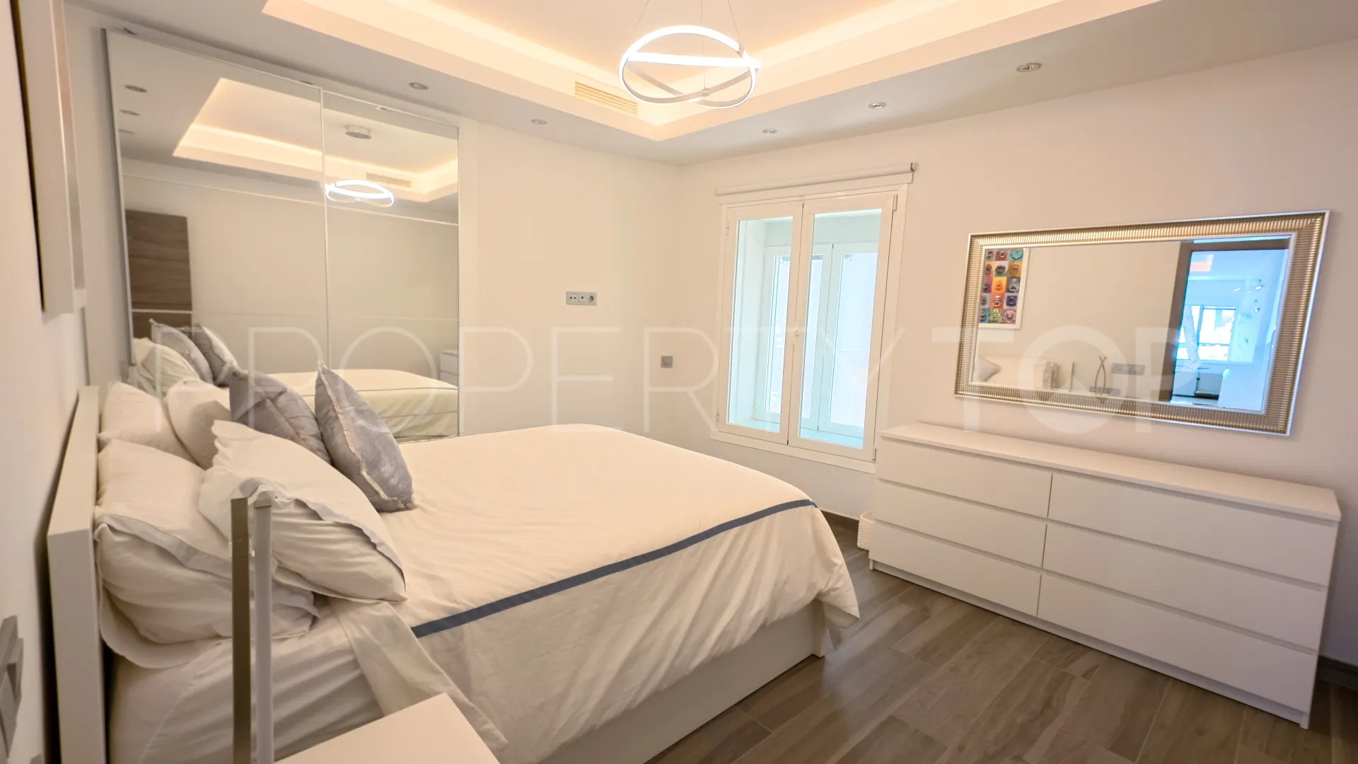 Apartamento de 2 dormitorios en venta en Marbella - Puerto Banus