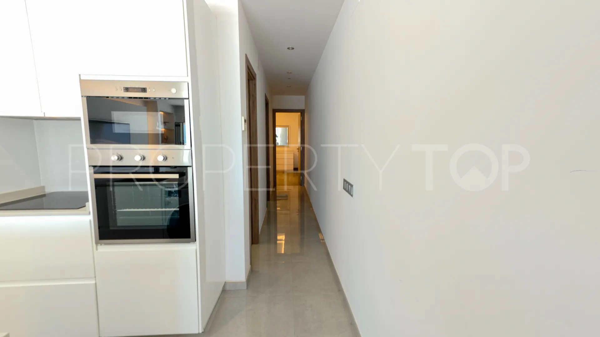 Apartamento de 2 dormitorios en venta en Marbella - Puerto Banus