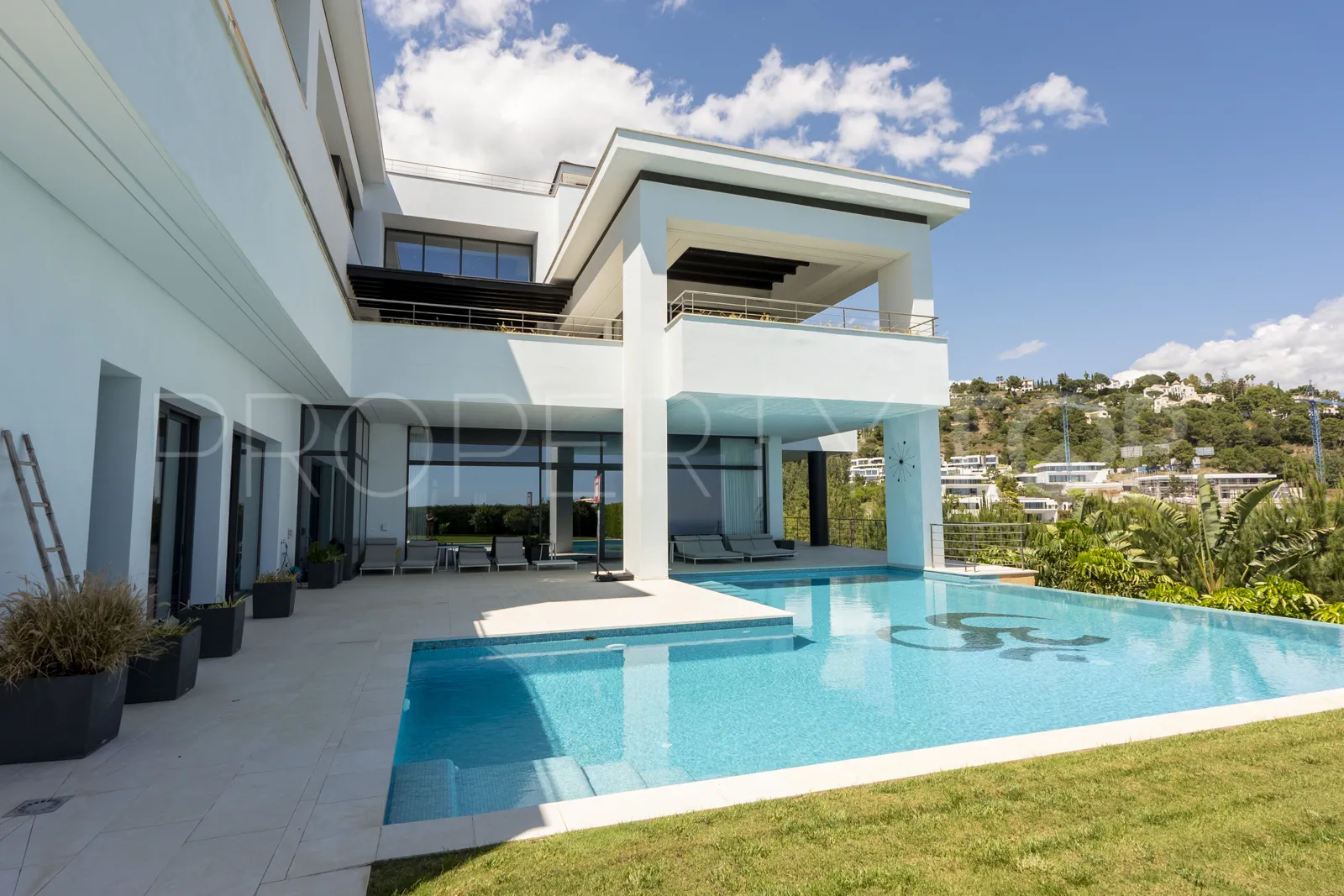 Se vende villa en La Reserva de Alcuzcuz con 12 dormitorios