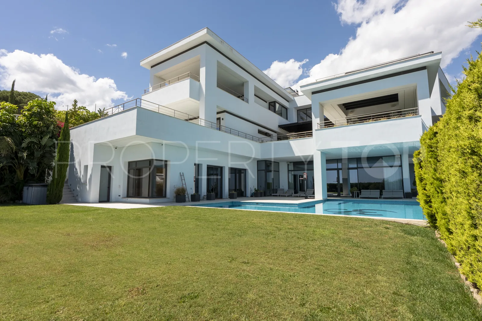 Se vende villa en La Reserva de Alcuzcuz con 12 dormitorios
