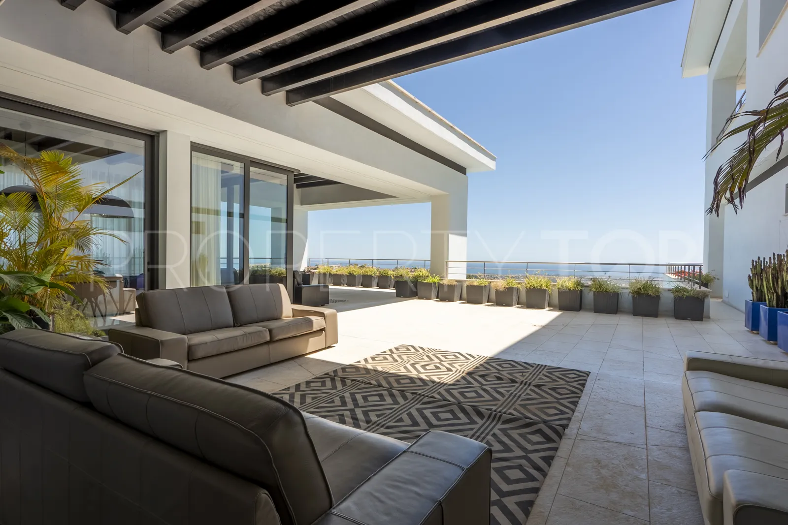Se vende villa en La Reserva de Alcuzcuz con 12 dormitorios