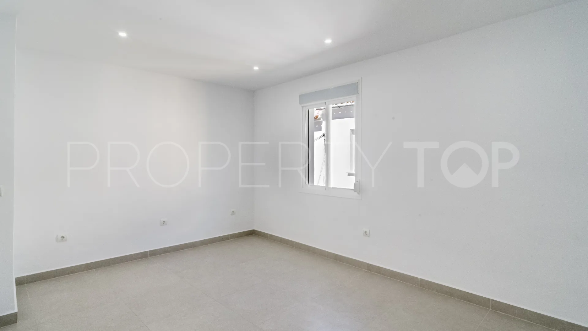 For sale town house in Coin Centro