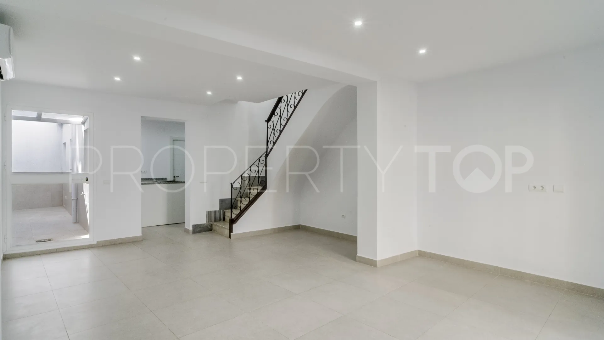 For sale town house in Coin Centro