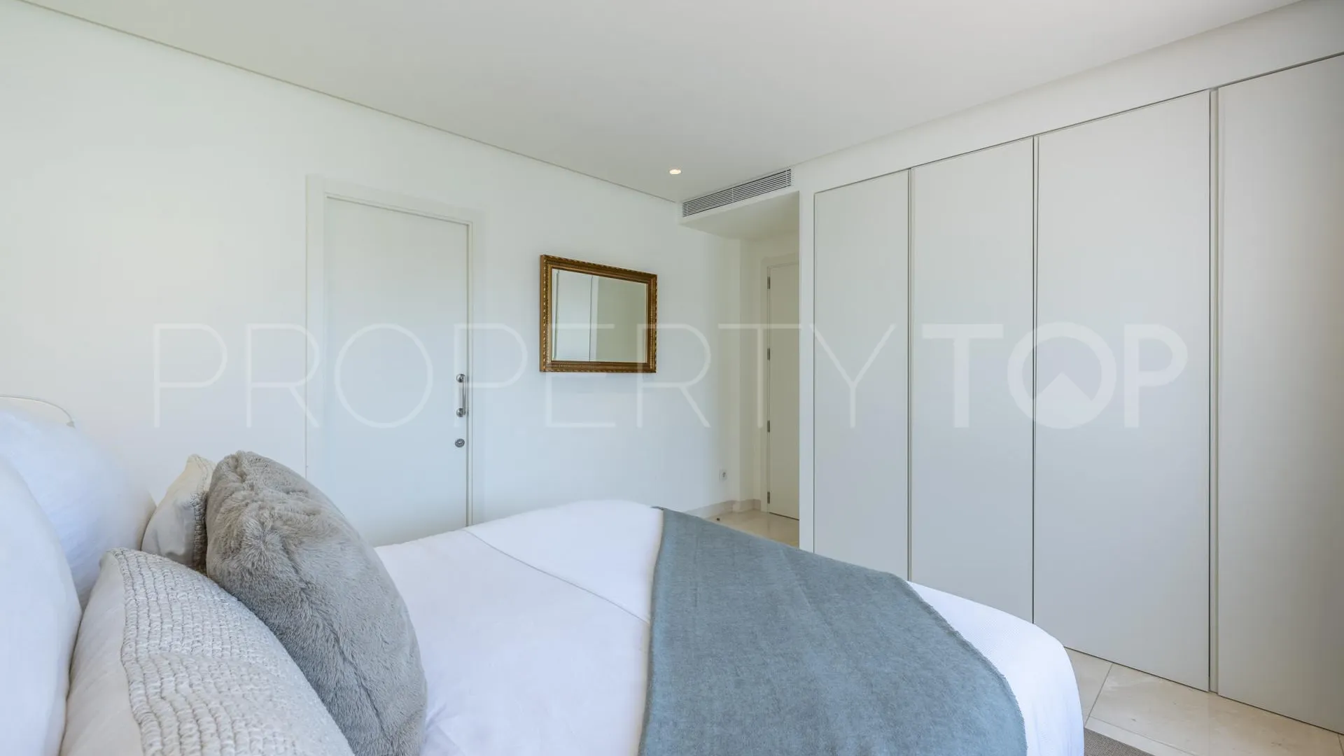 Duplex penthouse for sale in Marina Puente Romano