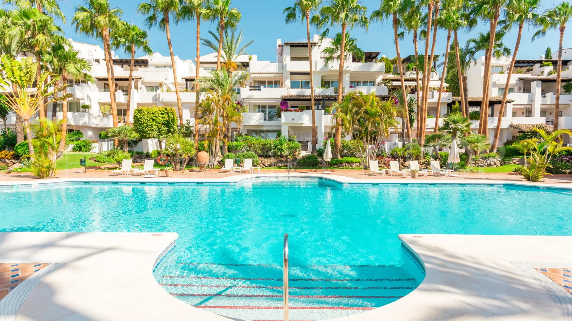 Duplex penthouse for sale in Marina Puente Romano