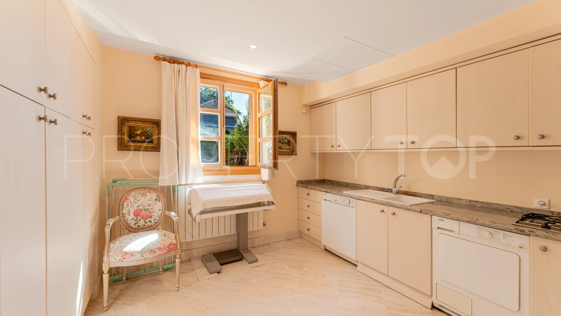 For sale villa in Nueva Andalucia