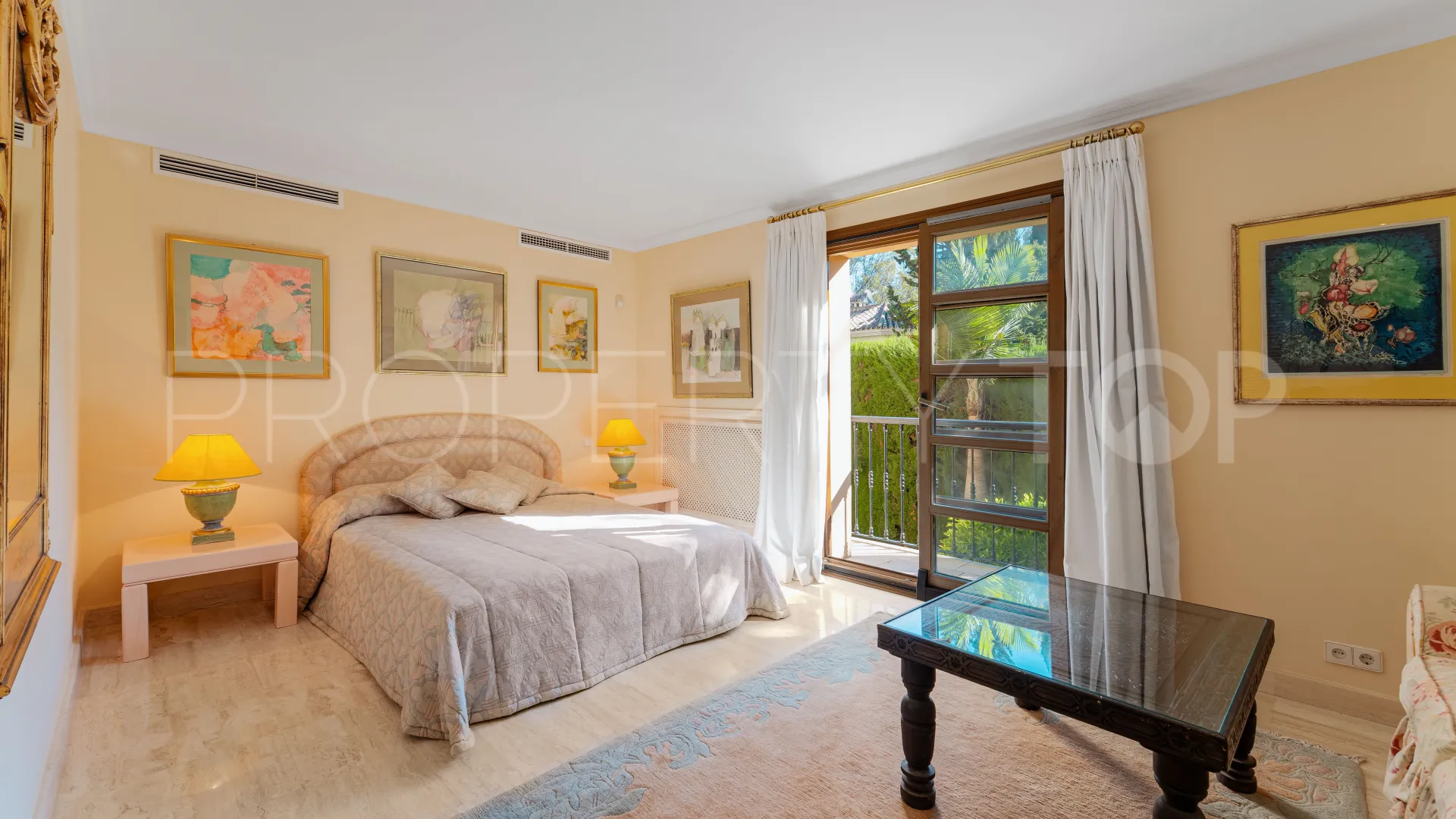 For sale villa in Nueva Andalucia