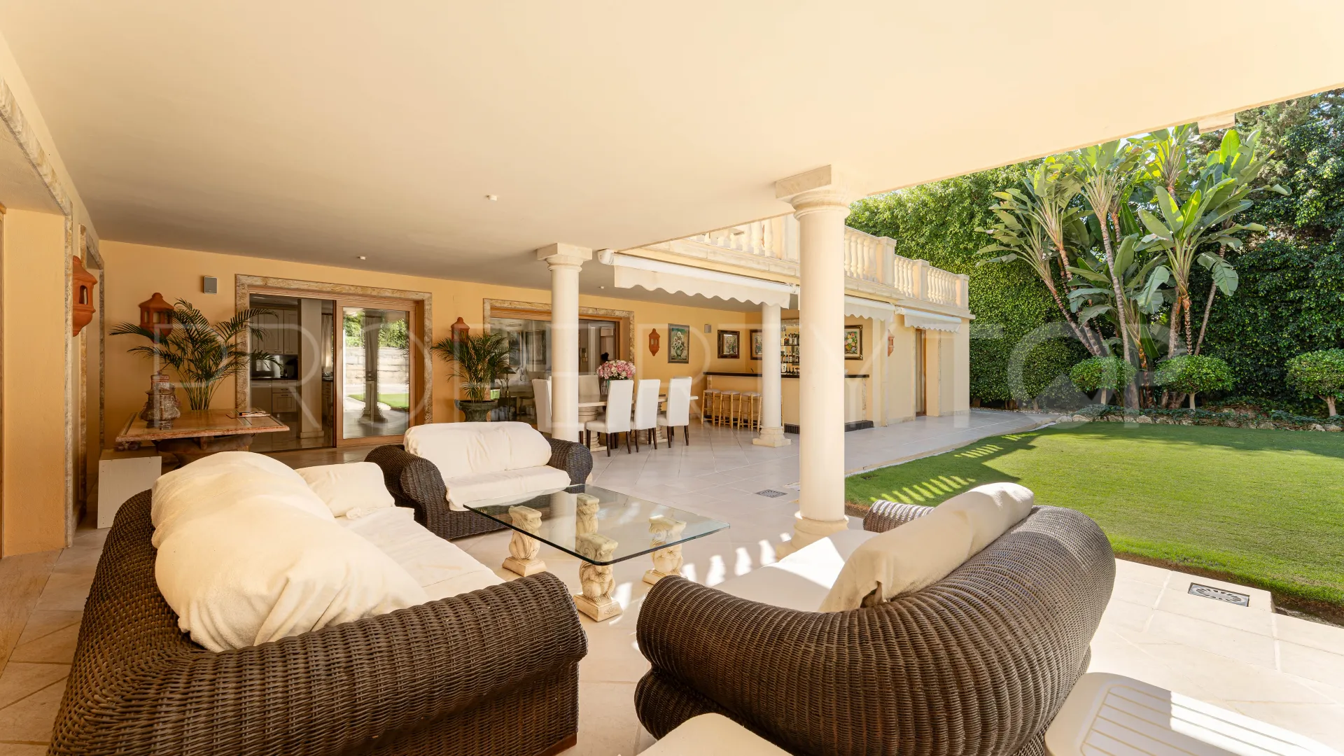 For sale villa in Nueva Andalucia