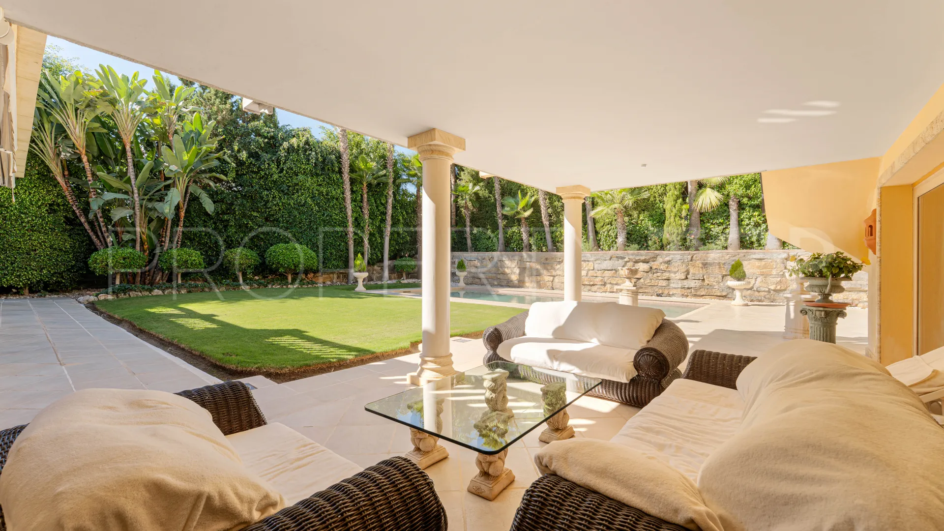 For sale villa in Nueva Andalucia