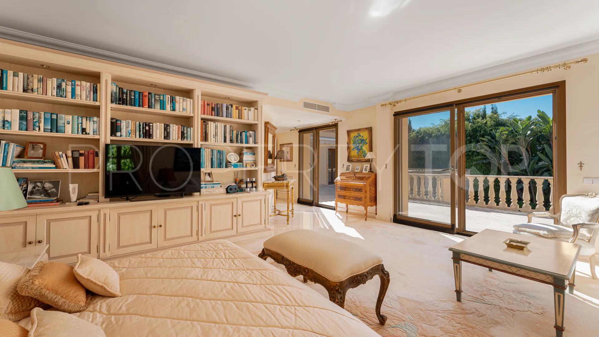 For sale villa in Nueva Andalucia