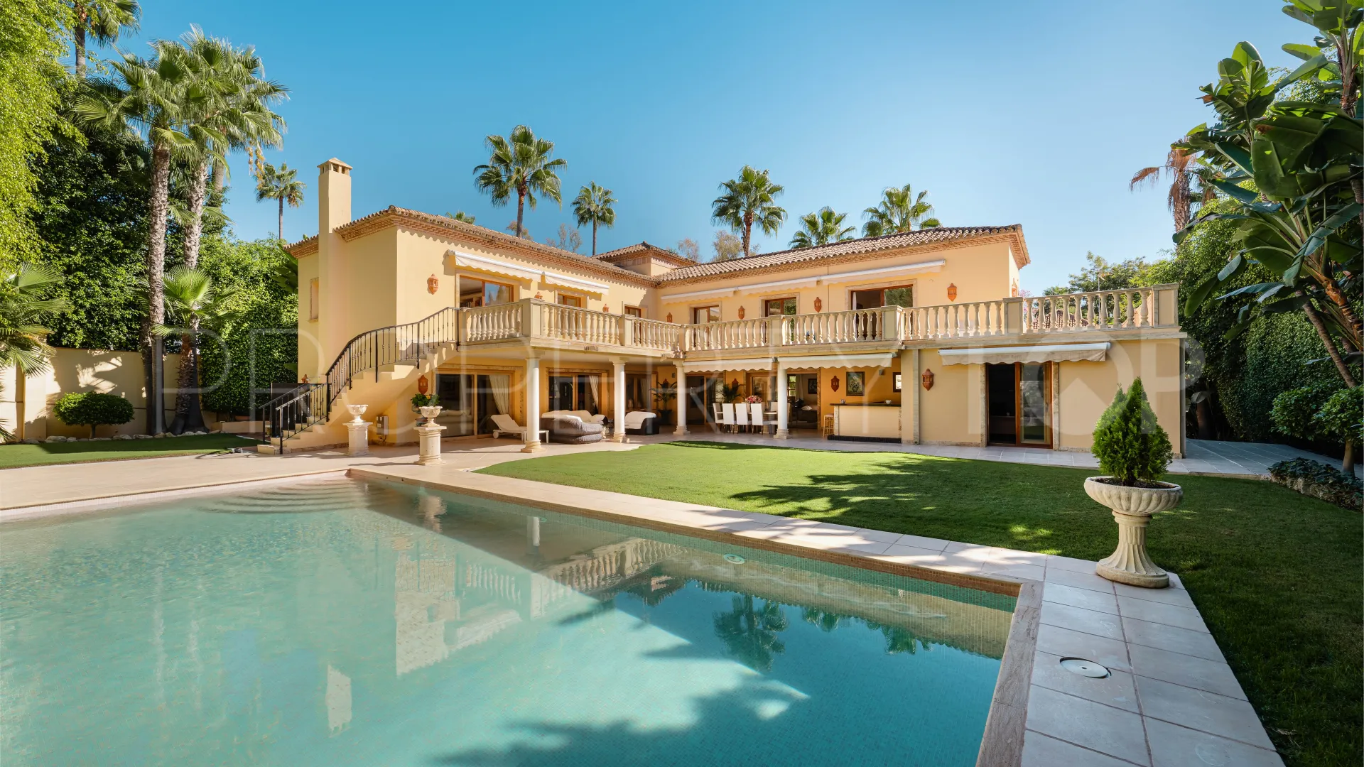 For sale villa in Nueva Andalucia