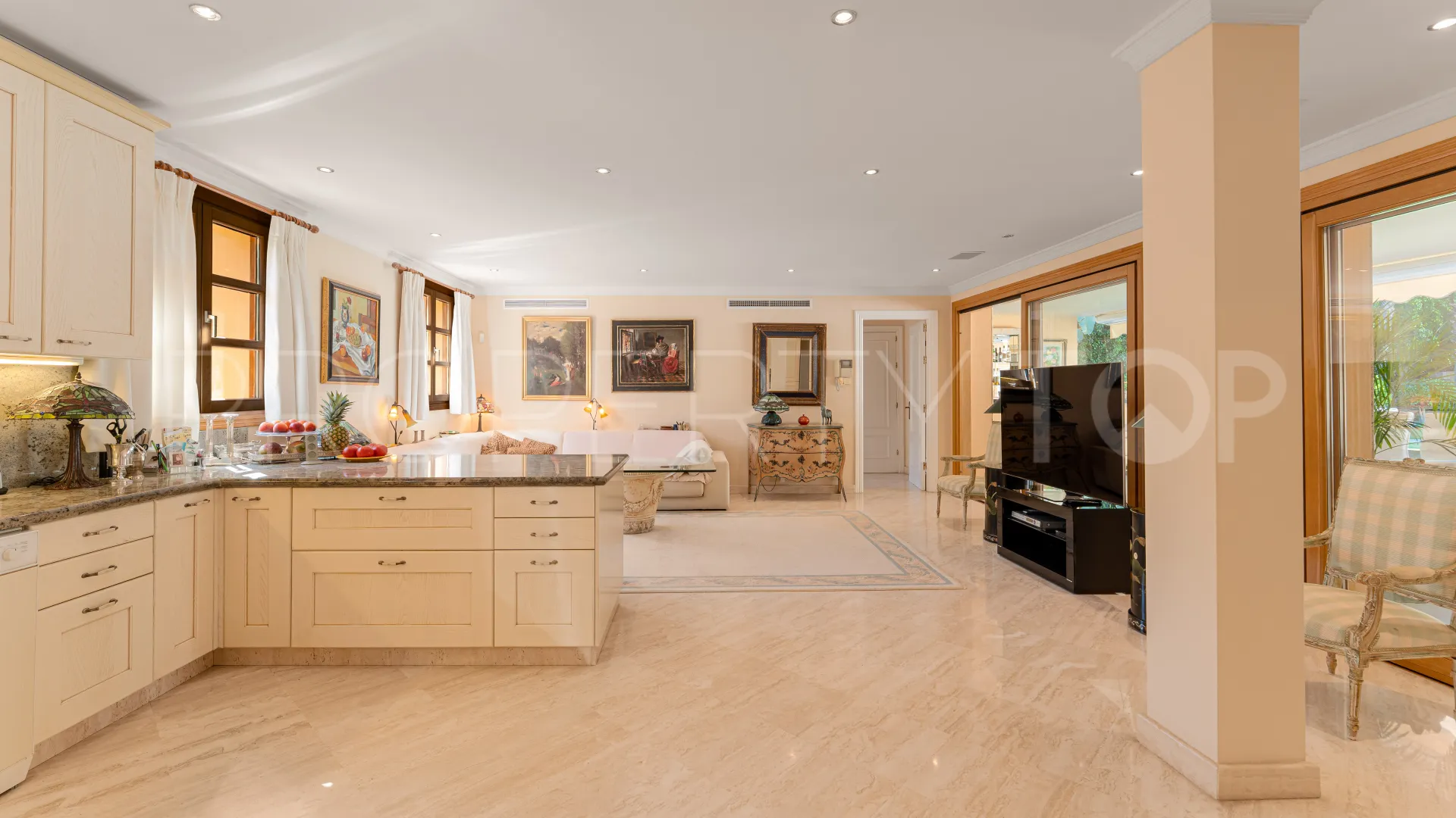 For sale villa in Nueva Andalucia