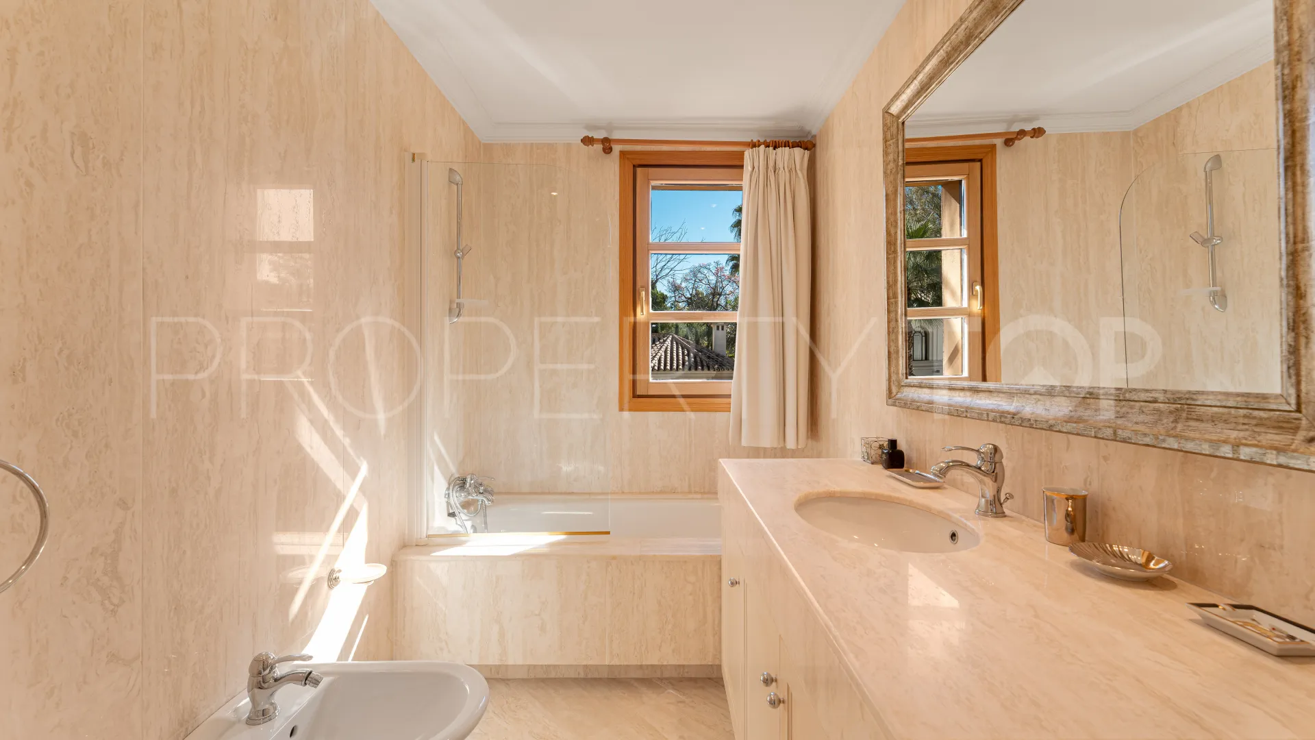 For sale villa in Nueva Andalucia
