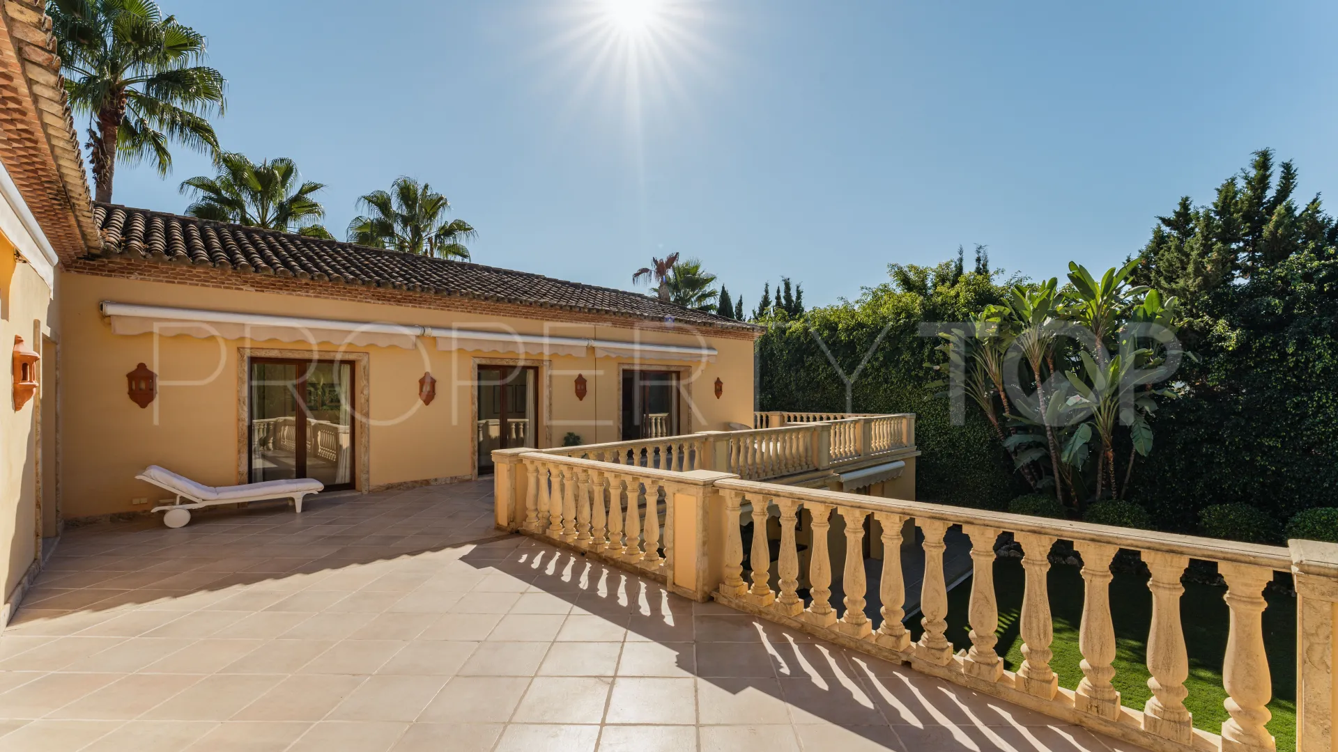 For sale villa in Nueva Andalucia