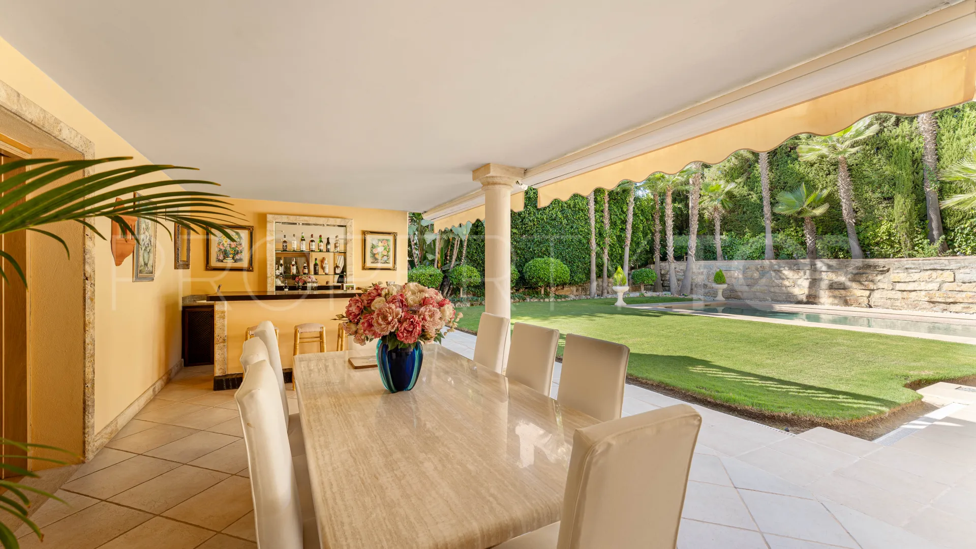 For sale villa in Nueva Andalucia