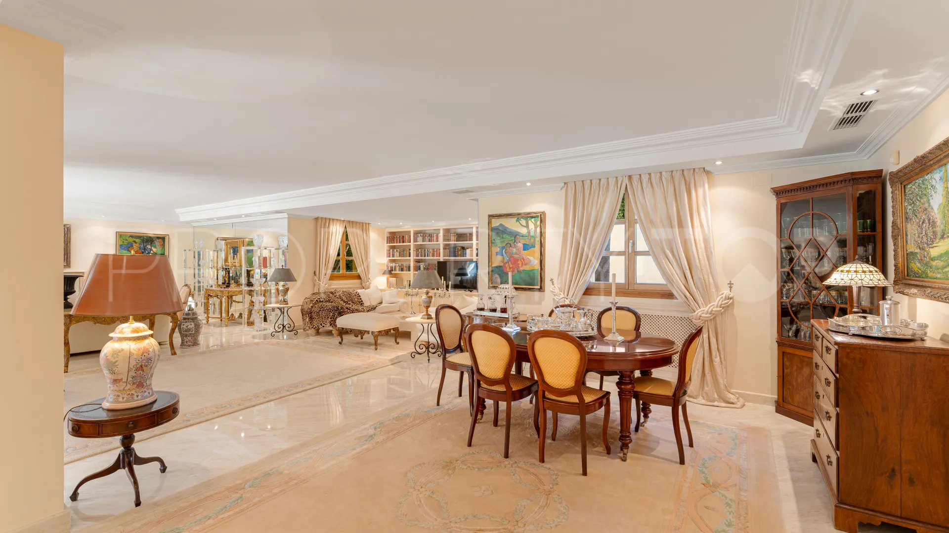 For sale villa in Nueva Andalucia