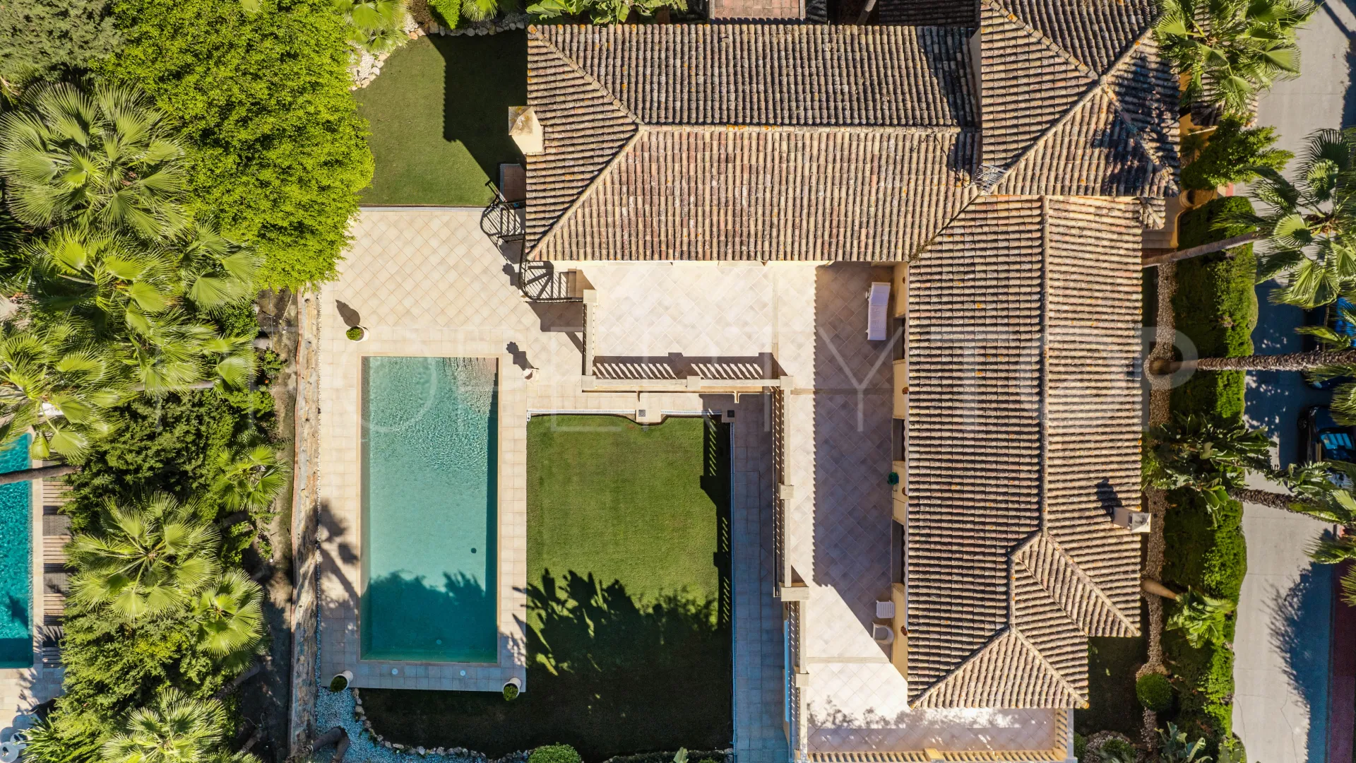 For sale villa in Nueva Andalucia