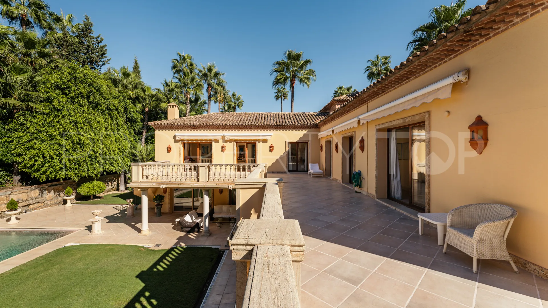 For sale villa in Nueva Andalucia