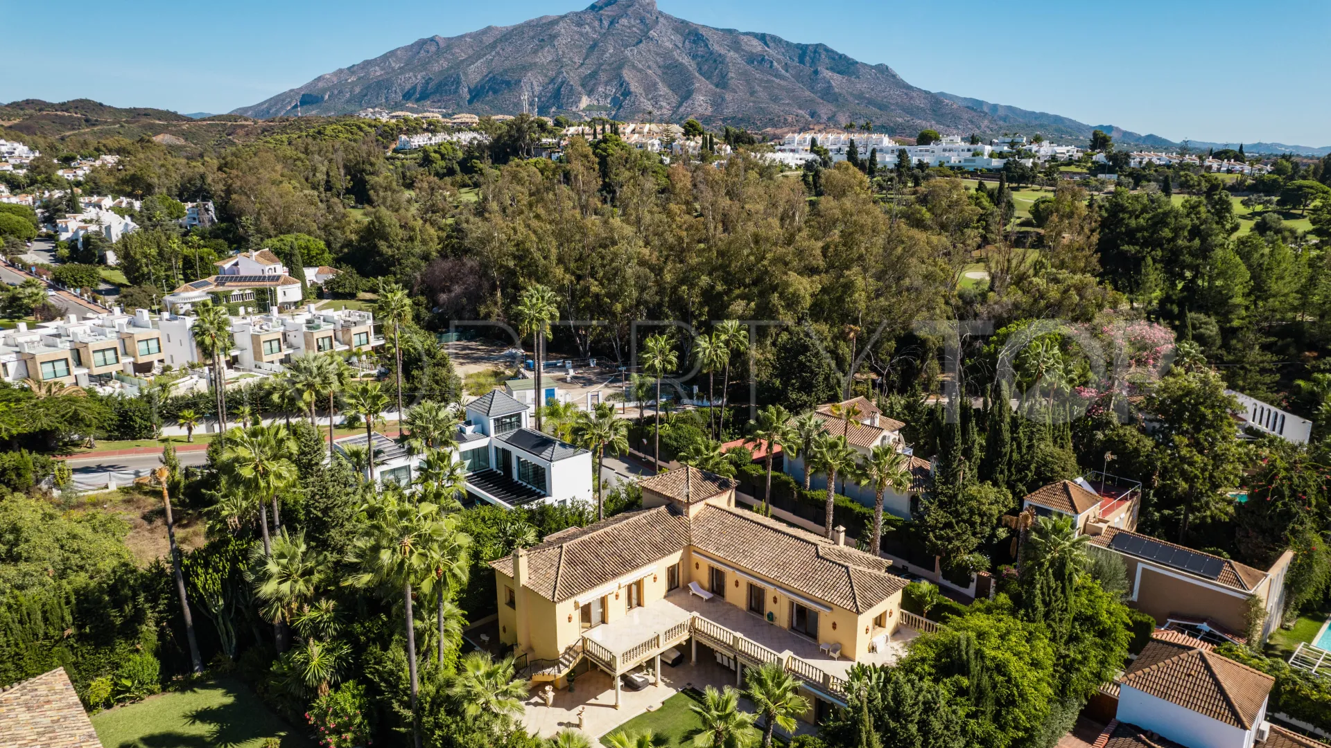 For sale villa in Nueva Andalucia