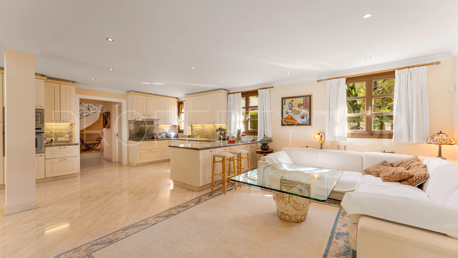 For sale villa in Nueva Andalucia