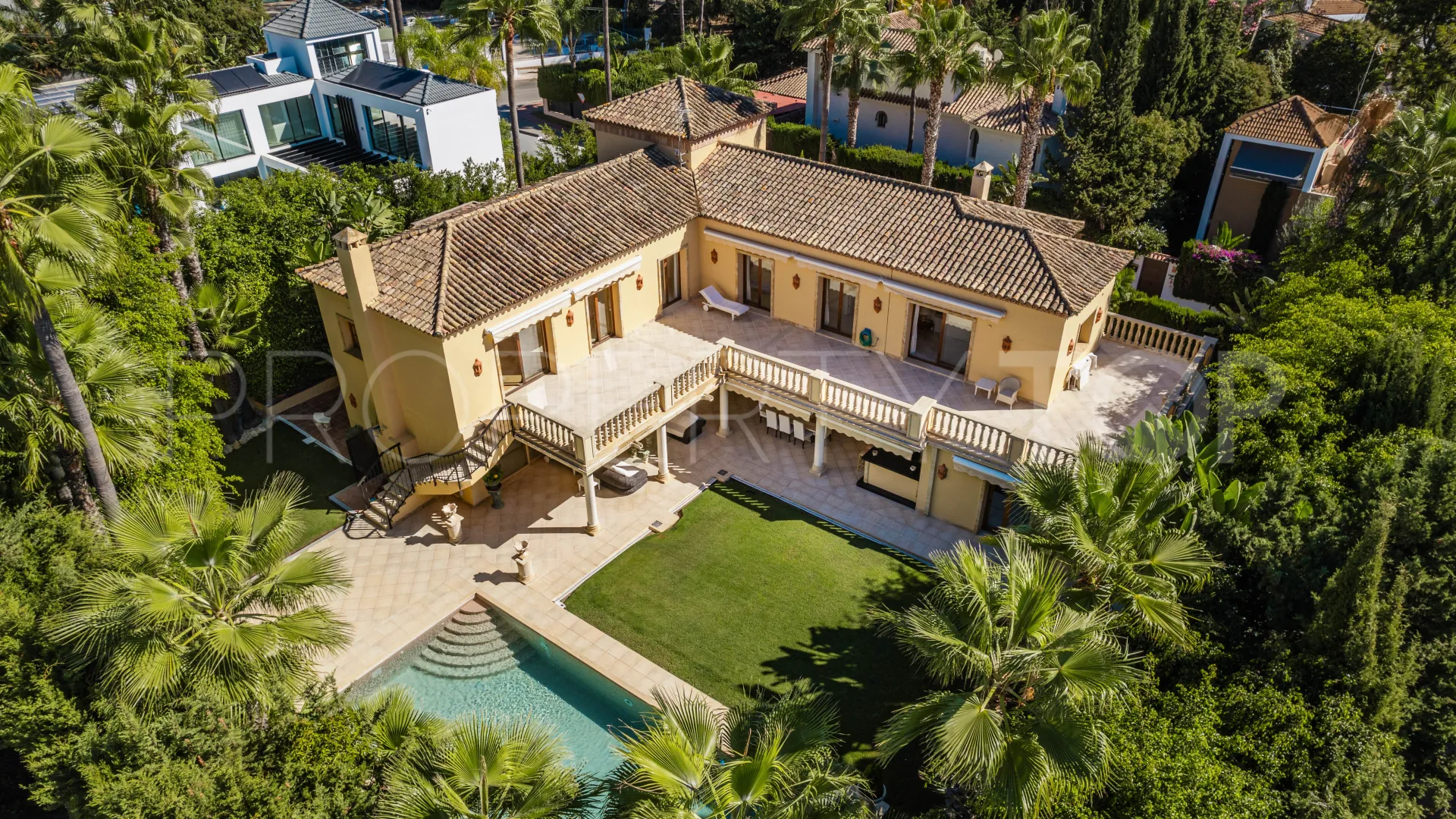 For sale villa in Nueva Andalucia