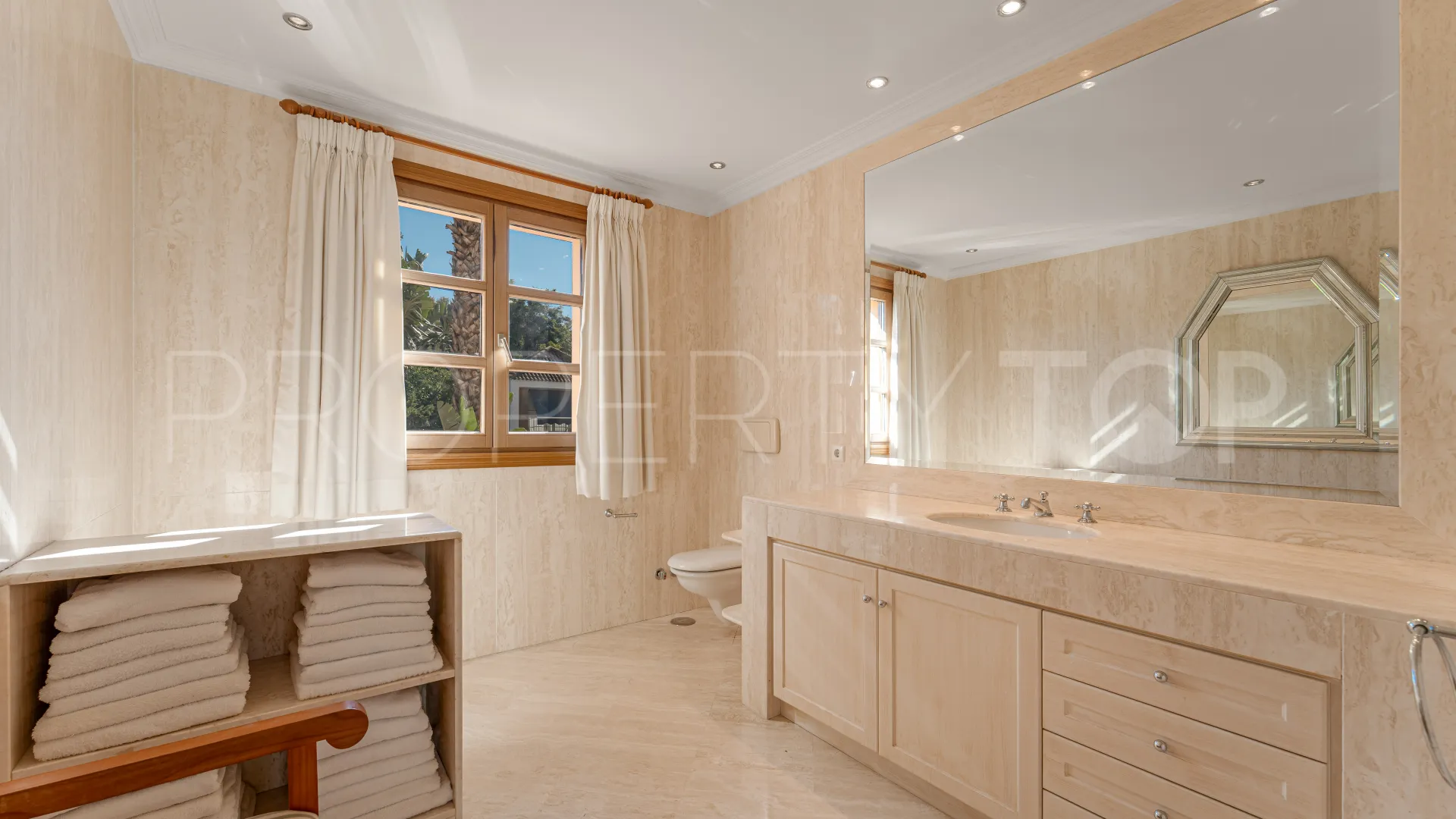 For sale villa in Nueva Andalucia