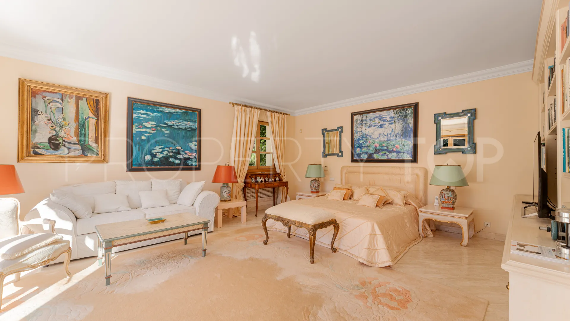For sale villa in Nueva Andalucia
