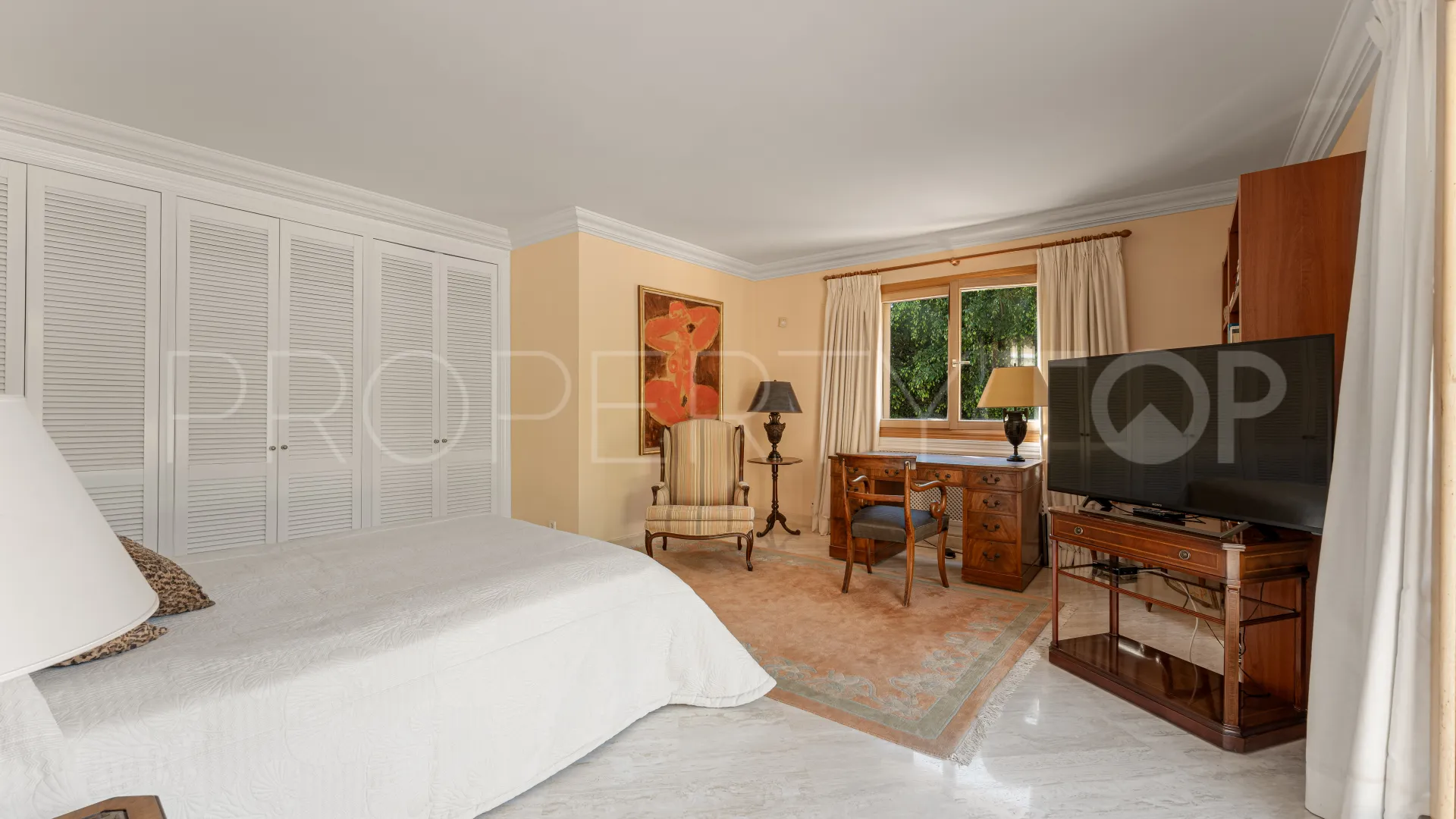 For sale villa in Nueva Andalucia
