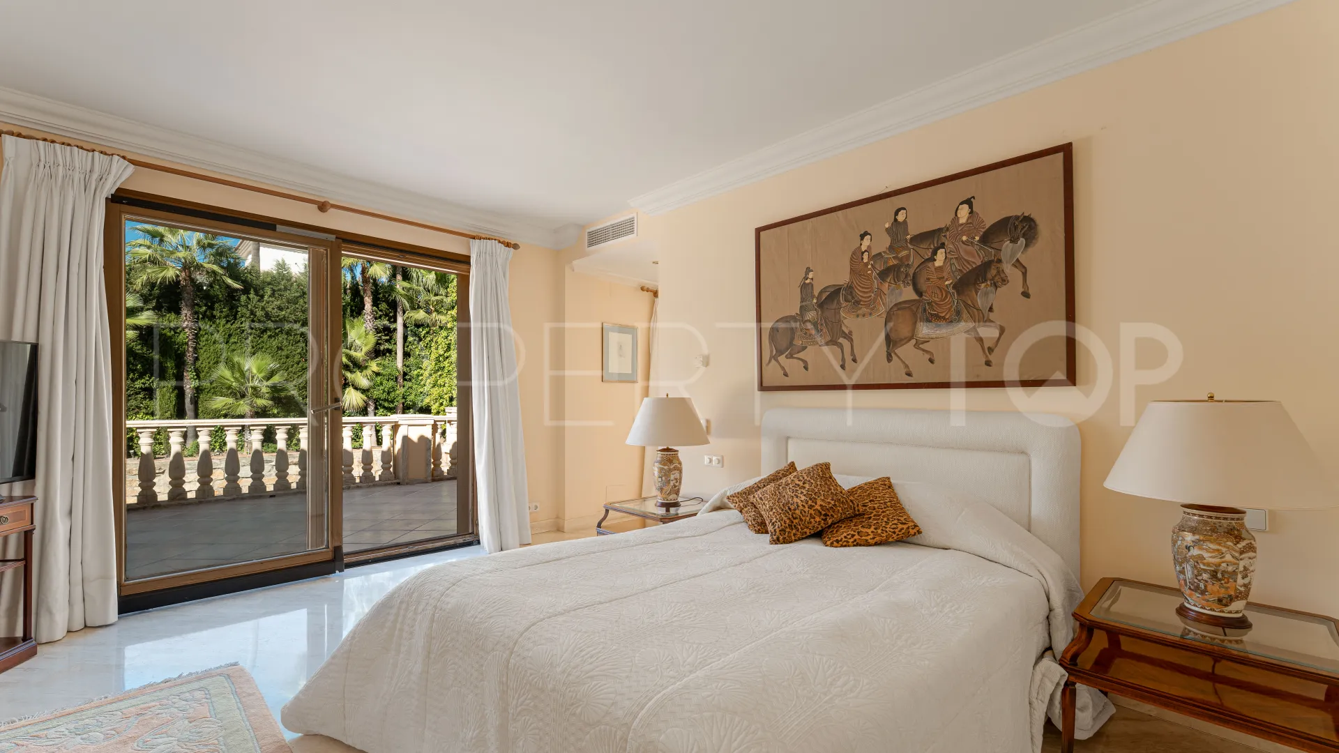 For sale villa in Nueva Andalucia