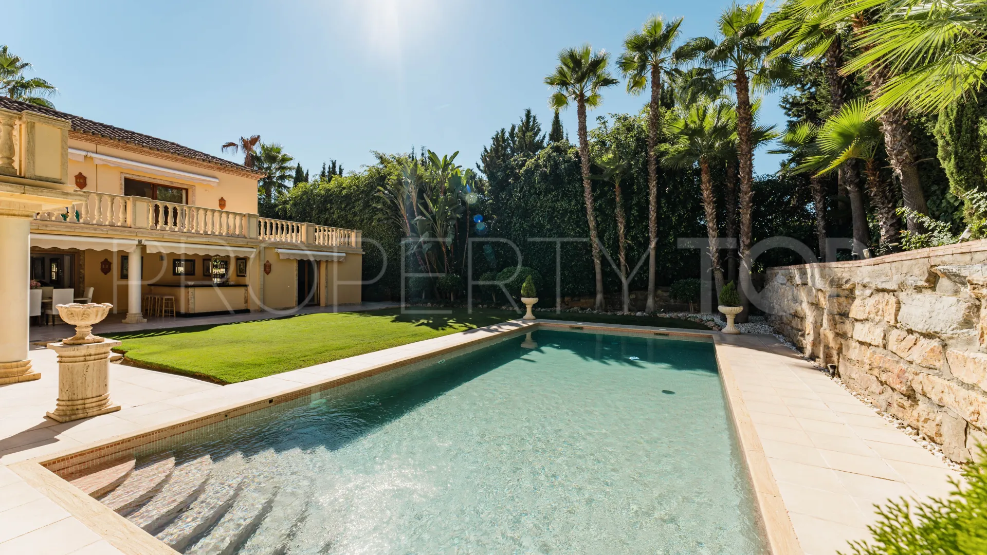 For sale villa in Nueva Andalucia