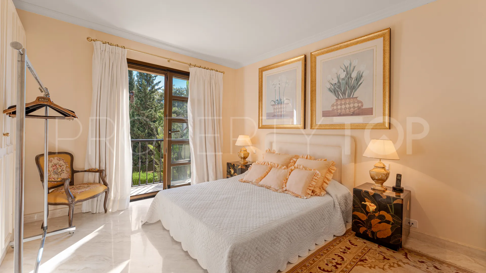 For sale villa in Nueva Andalucia