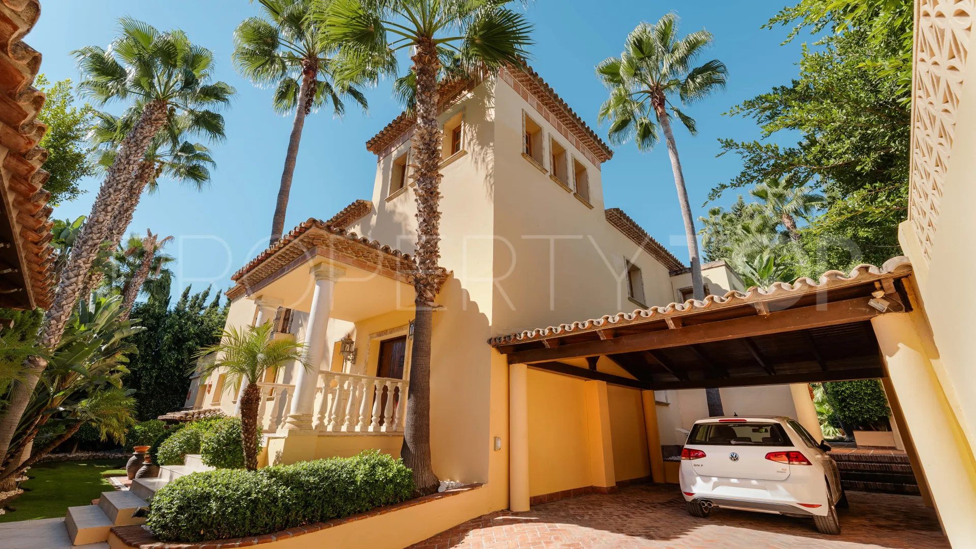 For sale villa in Nueva Andalucia