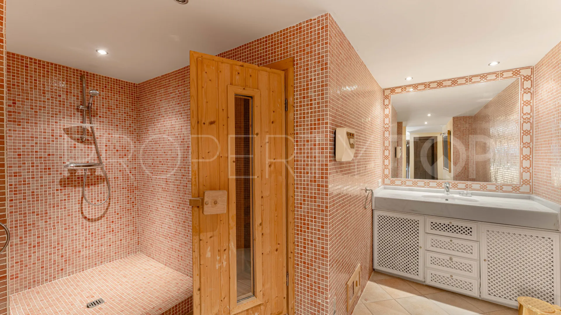 For sale villa in Nueva Andalucia