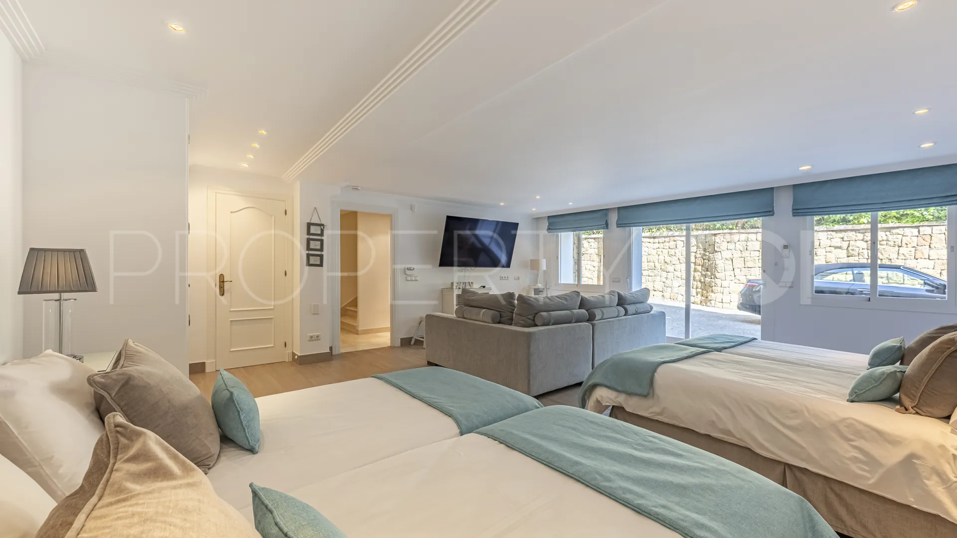 Buy villa in El Herrojo