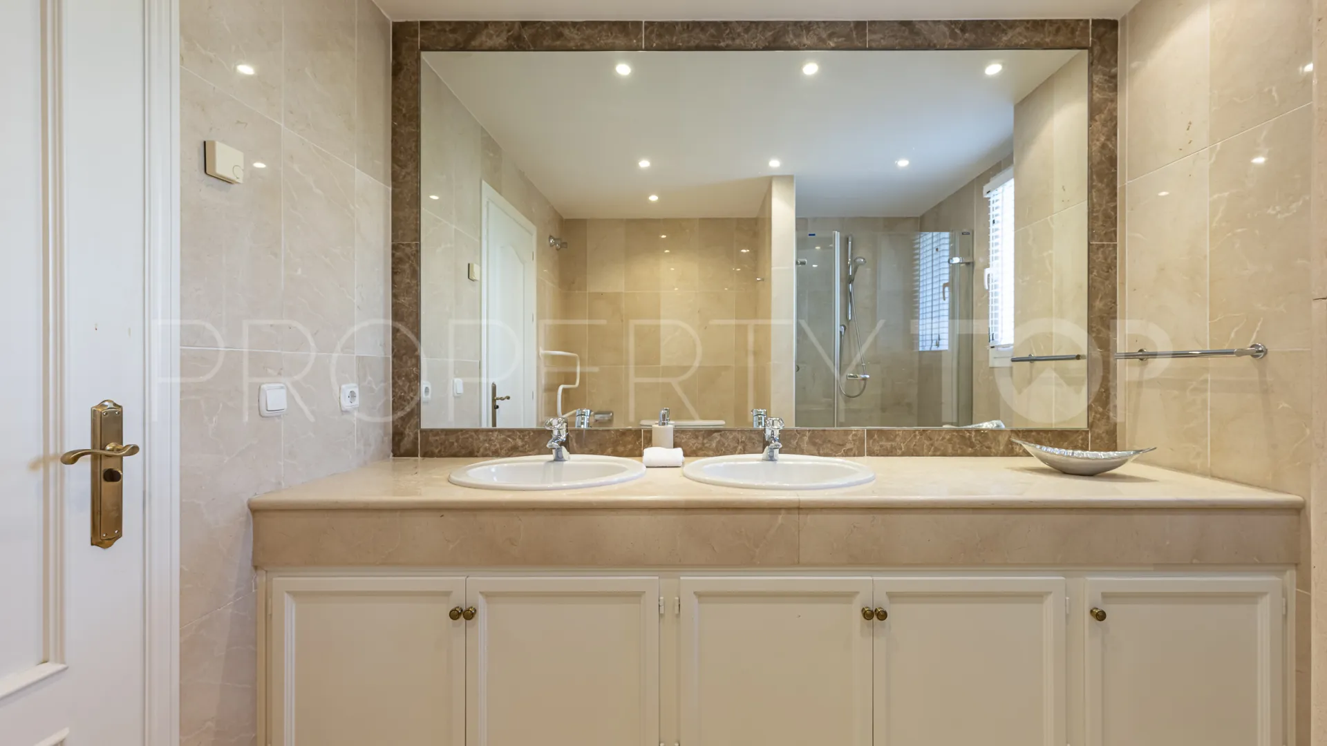 Buy villa in El Herrojo
