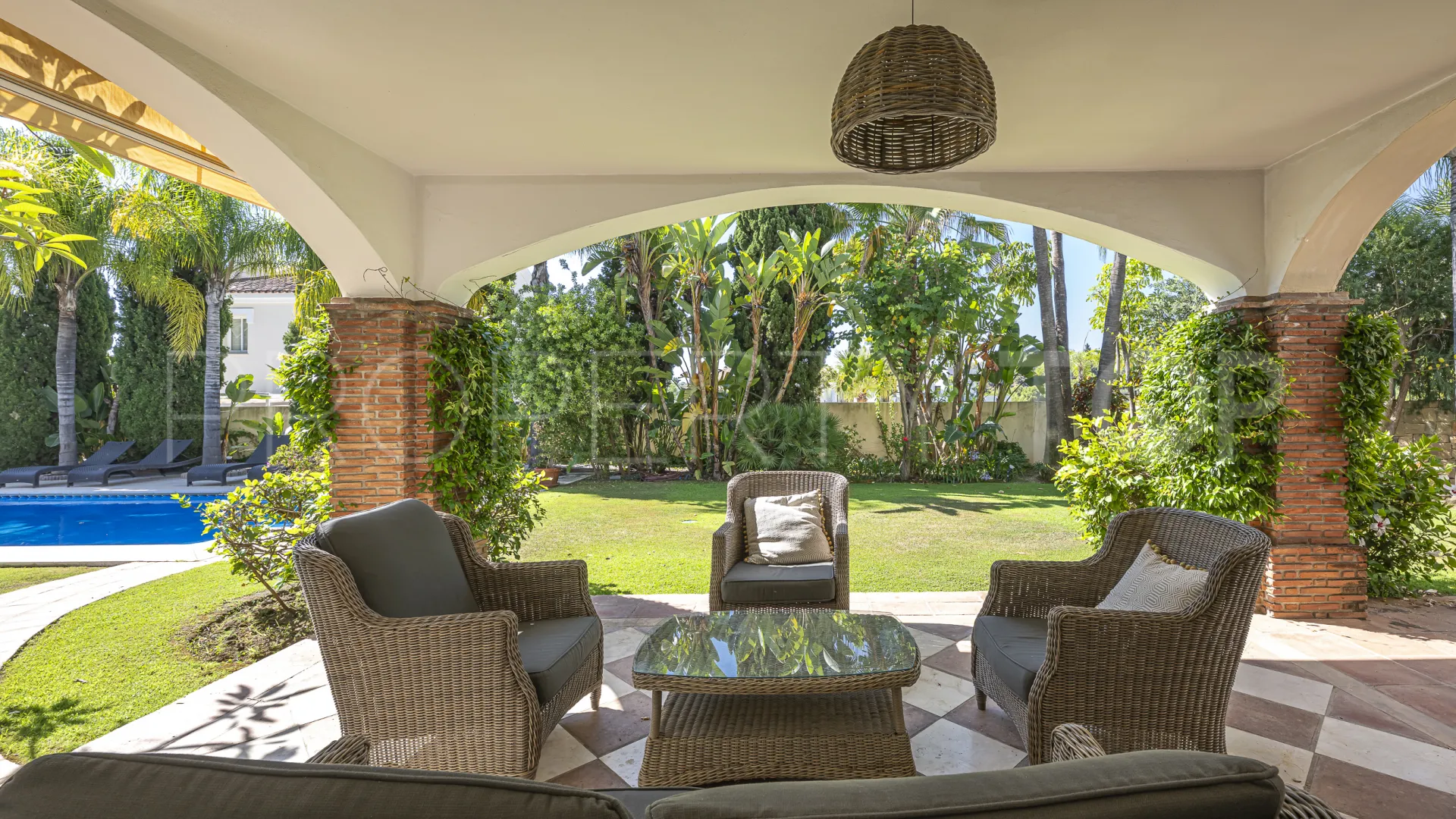 Buy villa in El Herrojo