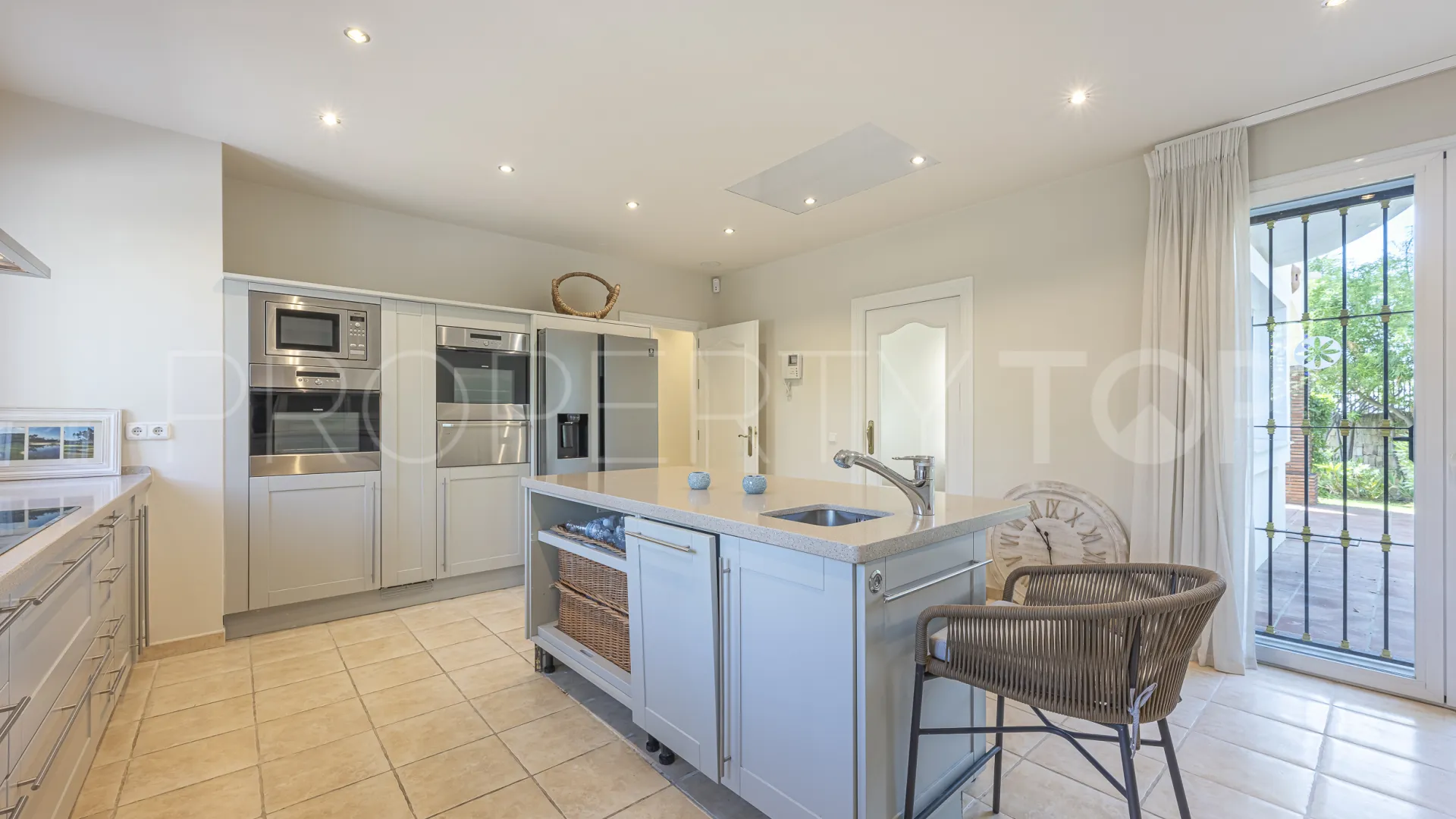 Buy villa in El Herrojo