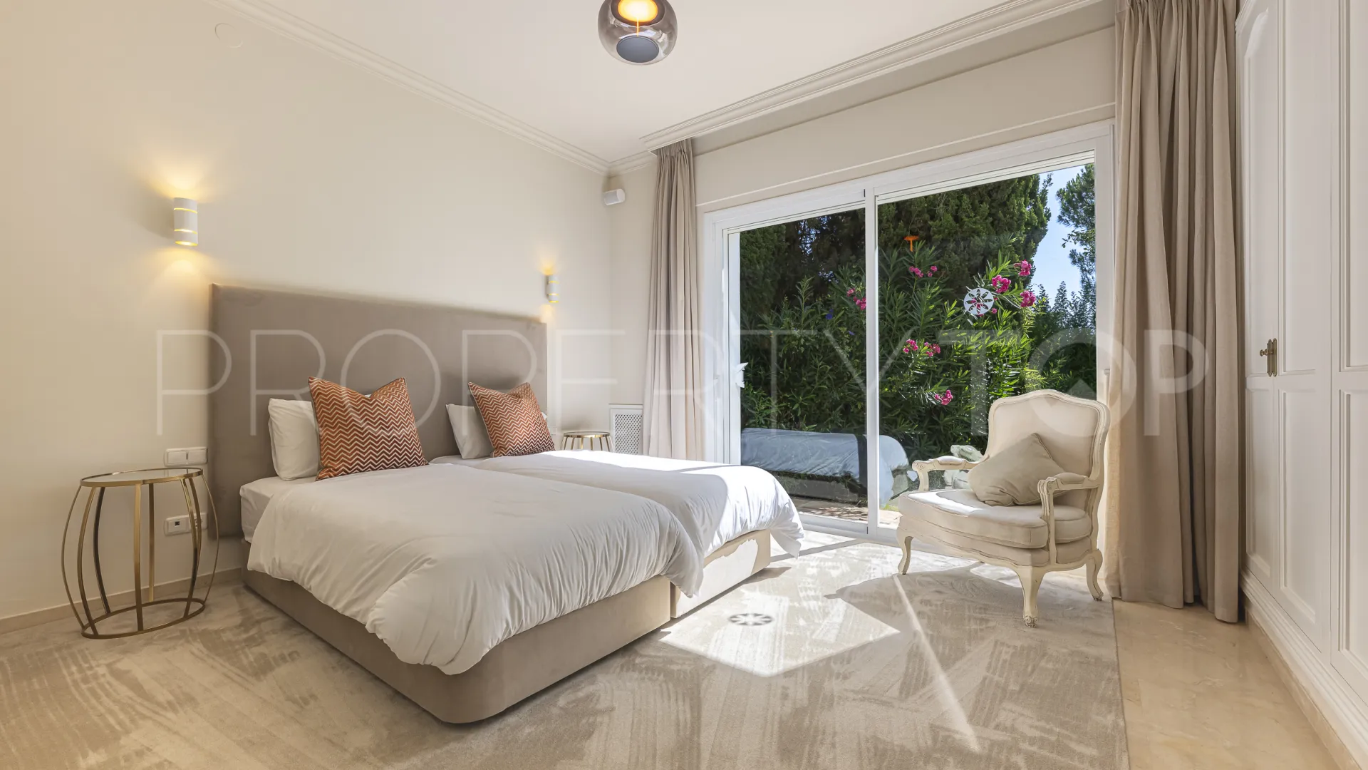 Buy villa in El Herrojo