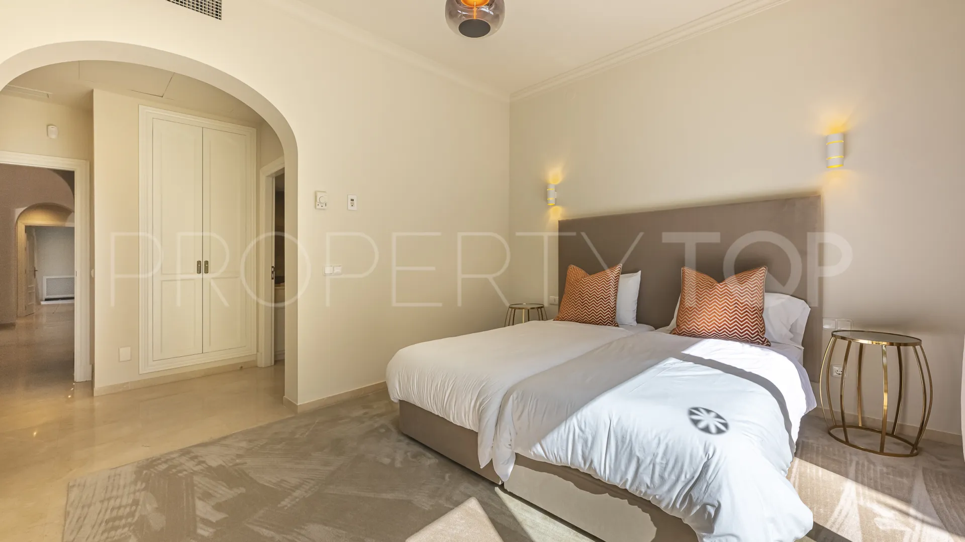 Buy villa in El Herrojo