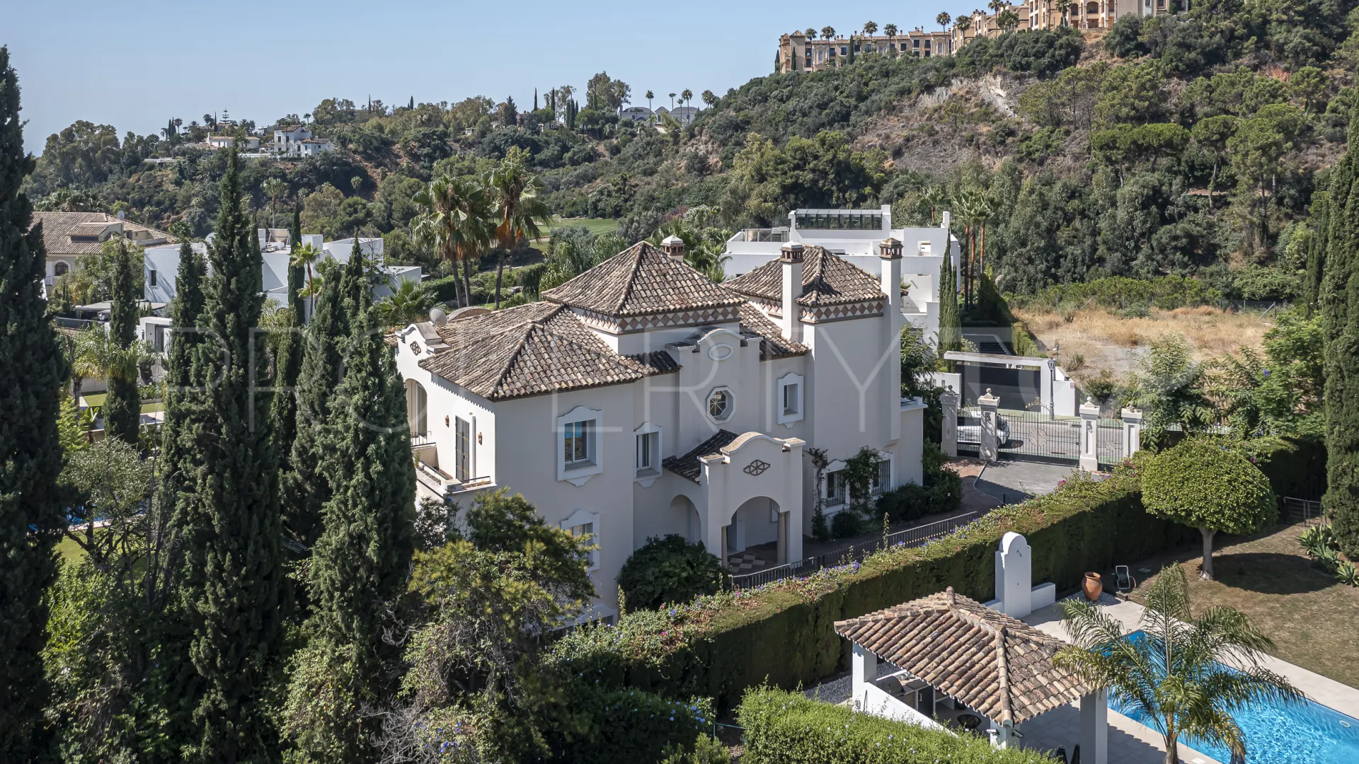 Buy villa in El Herrojo