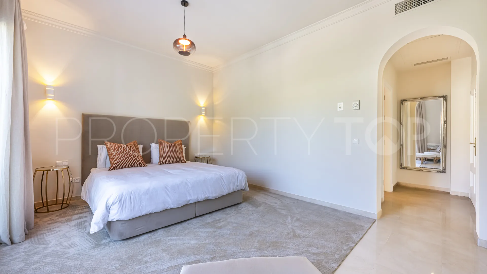 Buy villa in El Herrojo